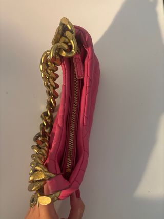 Bolso rosa con cadena dorada
