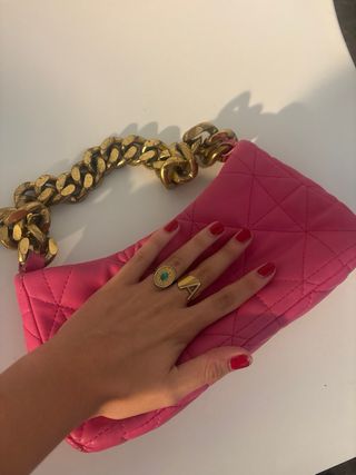 Bolso rosa con cadena dorada