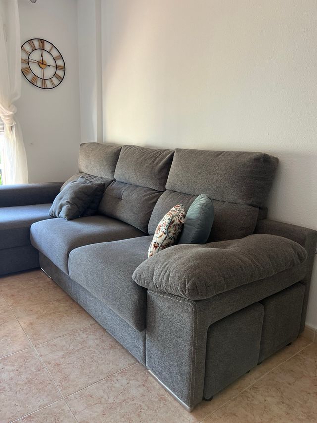 Sofá 3 plazas gris con canapé