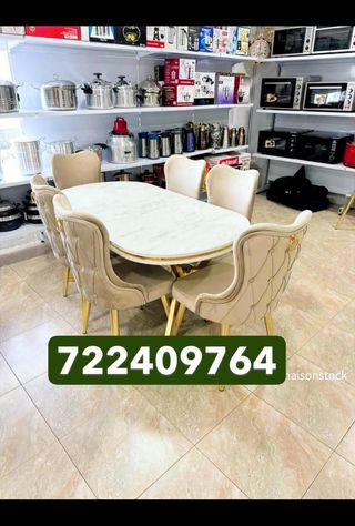 Mesa de comedor ovalada y sillas