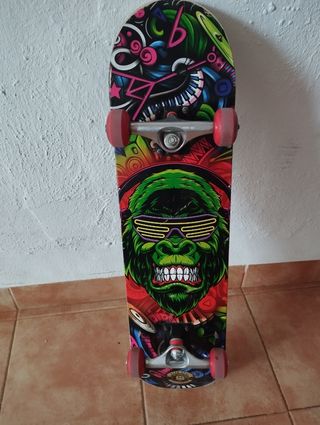Patineta con diseño de Gorila DJ