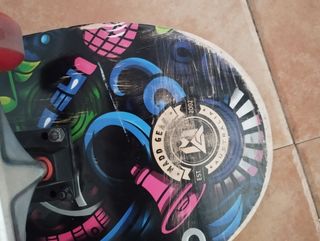Patineta con diseño de Gorila DJ