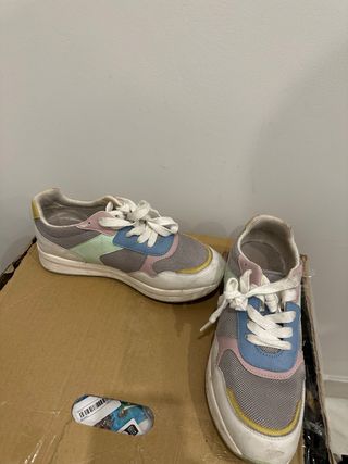 Zapatillas deportivas grises y multicolor
