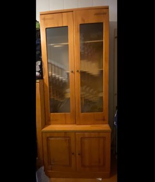Vitrina de madera con puertas de Cristal