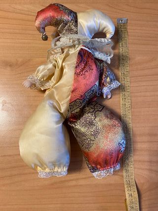 Bambola in porcellana con vestito da giullare