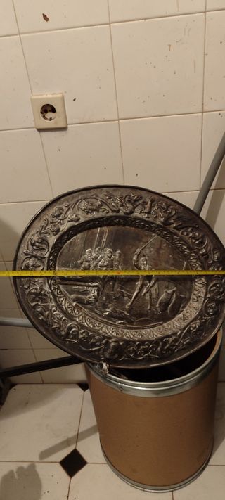 Plato decorativo ovalado de metal