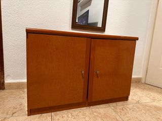 Armario de madera marrón