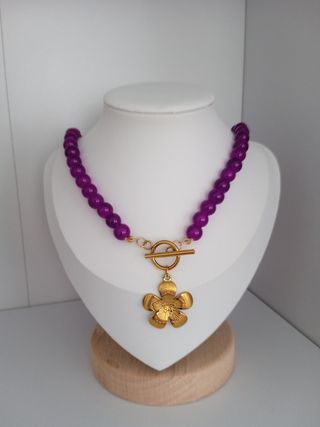 Collar Morado con Colgante Flor Dorado