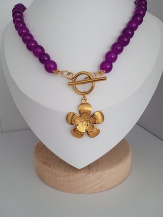 Collar Morado con Colgante Flor Dorado