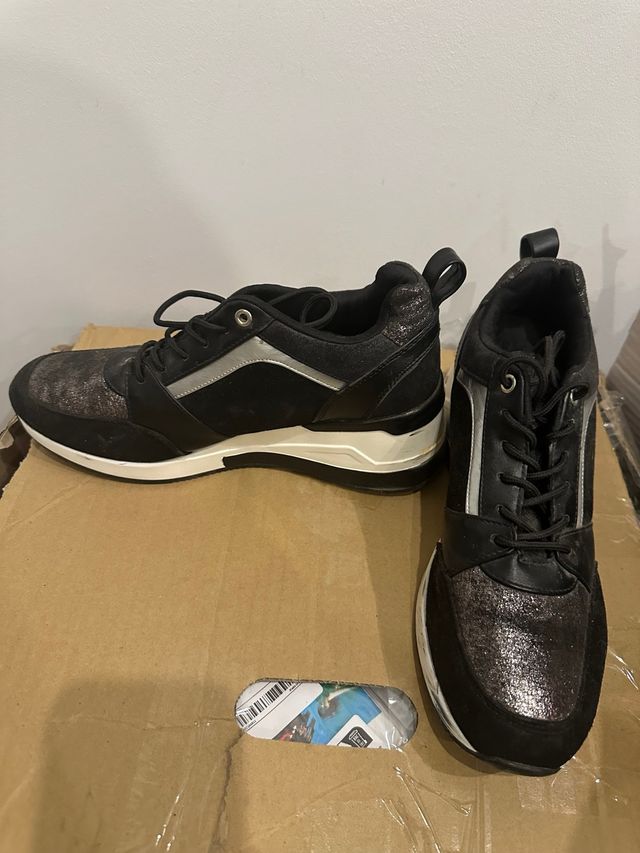 Zapatillas deportivas negras y plateadas