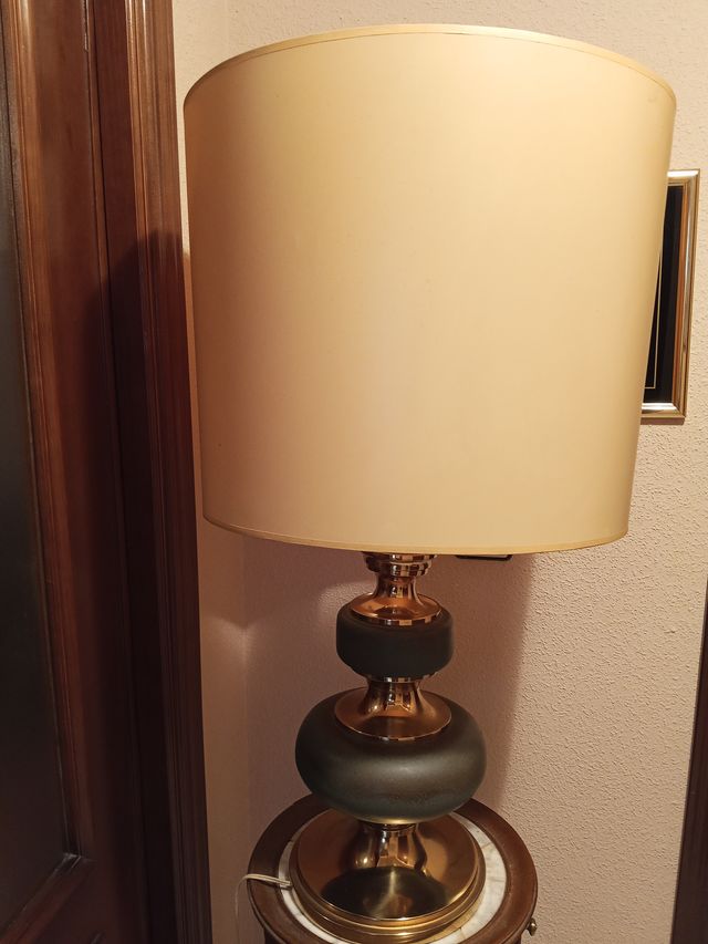 Lámpara de mesa en metal