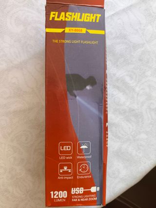 Linterna LED Recargable 5000 Lúmenes Con Zoom