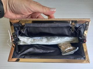 Pochette elegante bordeaux con paillettes