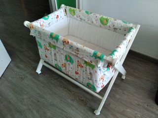 Moisés o cuna de bebé con colchón y sábanas