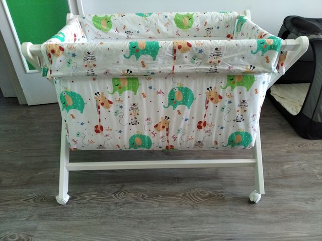 Moisés o cuna de bebé con colchón y sábanas