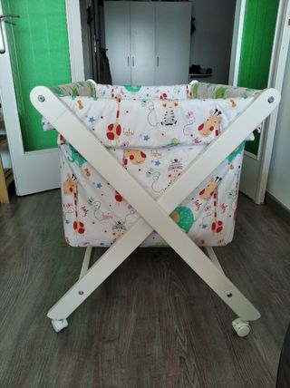 Moisés o cuna de bebé con colchón y sábanas
