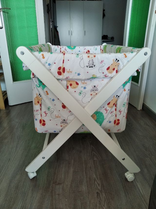 Moisés o cuna de bebé con colchón y sábanas