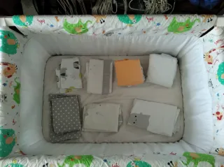 Moisés o cuna de bebé con colchón y sábanas