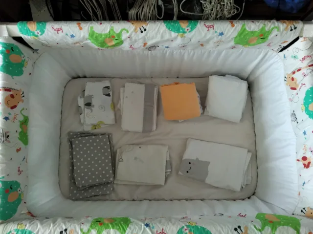 Moisés o cuna de bebé con colchón y sábanas