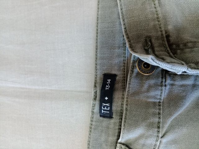 Pantalón vaquero niño color kaki bajado