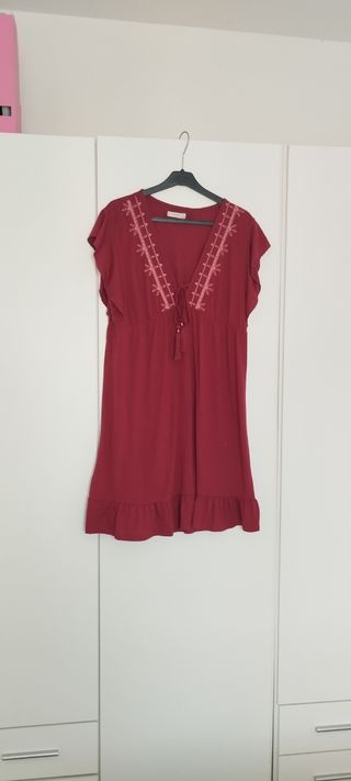 Vestido granate con detalles beige