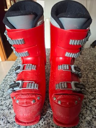BOTAS ESQUI NORDICA ROJAS. PRECIO NEGOCIABLE.