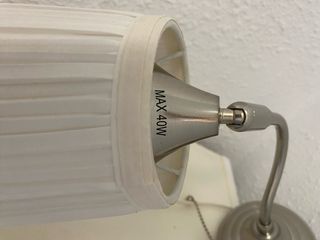 Lámpara de pared con tulipa blanca