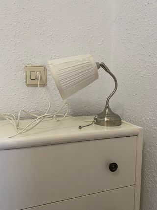 Lámpara de pared con tulipa blanca