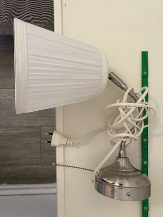 Lámpara de pared con tulipa blanca