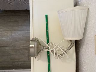 Lámpara de pared con tulipa blanca