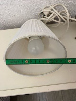 Lámpara de pared con tulipa blanca