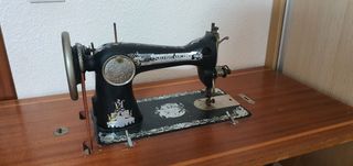 Máquina de coser antigua con mesa
