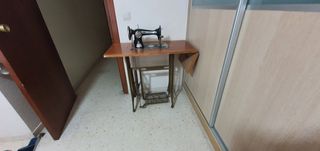 Máquina de coser antigua con mesa