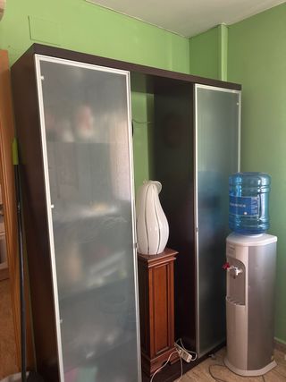 Armario marrón con puertas de cristal