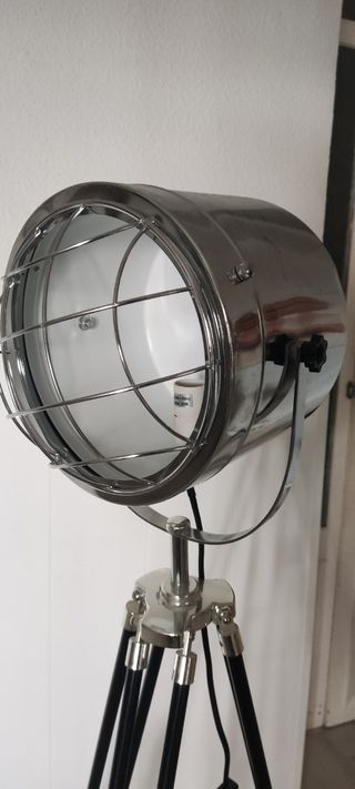 Lámpara Trípode Metálica y Madera