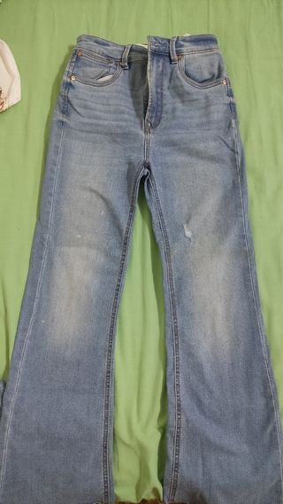Pantalón vaquero flare desgastado