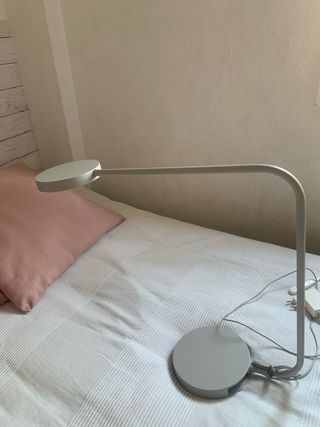 Lámpara de mesa LED Ikea gris claro