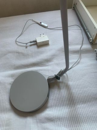 Lámpara de mesa LED Ikea gris claro