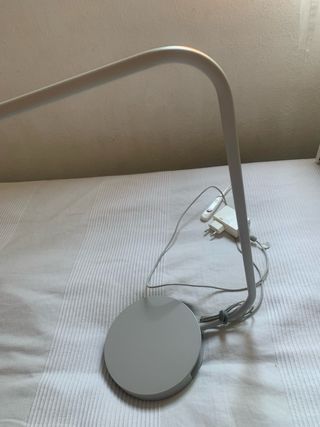 Lámpara de mesa LED Ikea gris claro