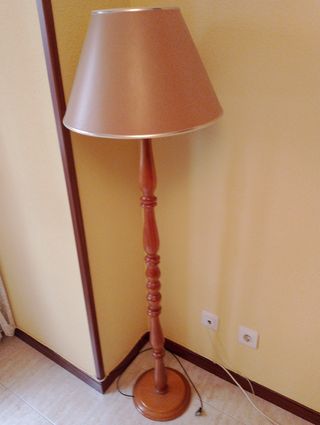 Lámpara de pie de madera y tela