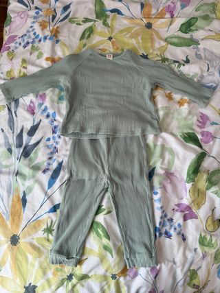 Conjunto bebé verde canalé