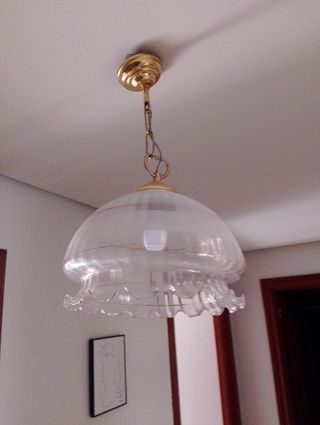 Lámpara colgante dorada y transparente