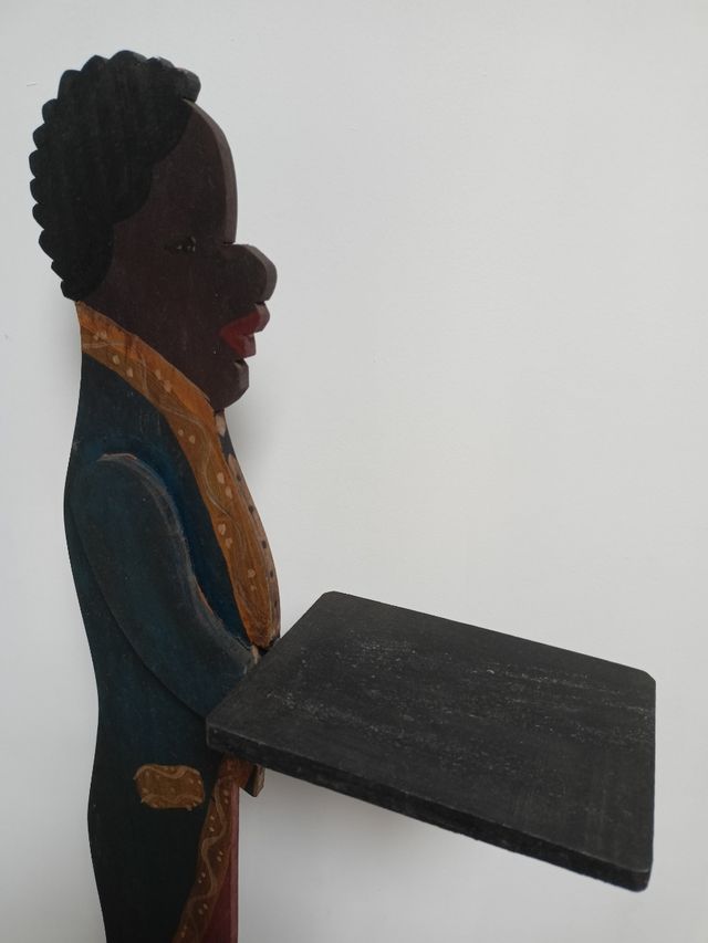 Figura mayordomo bandeja estilo 1900
