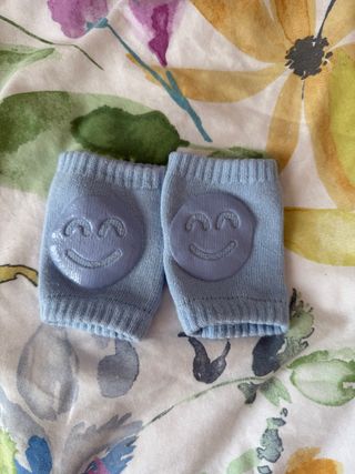 Rodilleras para bebé con cara sonriente