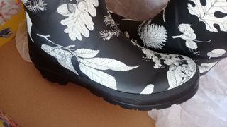 Botas de agua Joules negras con estampado otoñal