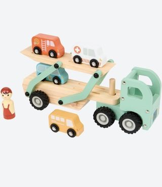 Camión de madera con coches y figura