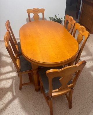 Mesa de comedor con 6 sillas de madera.