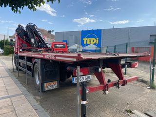 Scania P270 portacoches con pluma y cesta