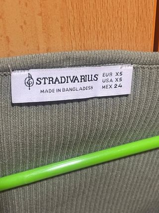 Top Stradivarius canalé verde manga larga