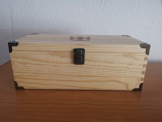 Caja de madera natural con logo